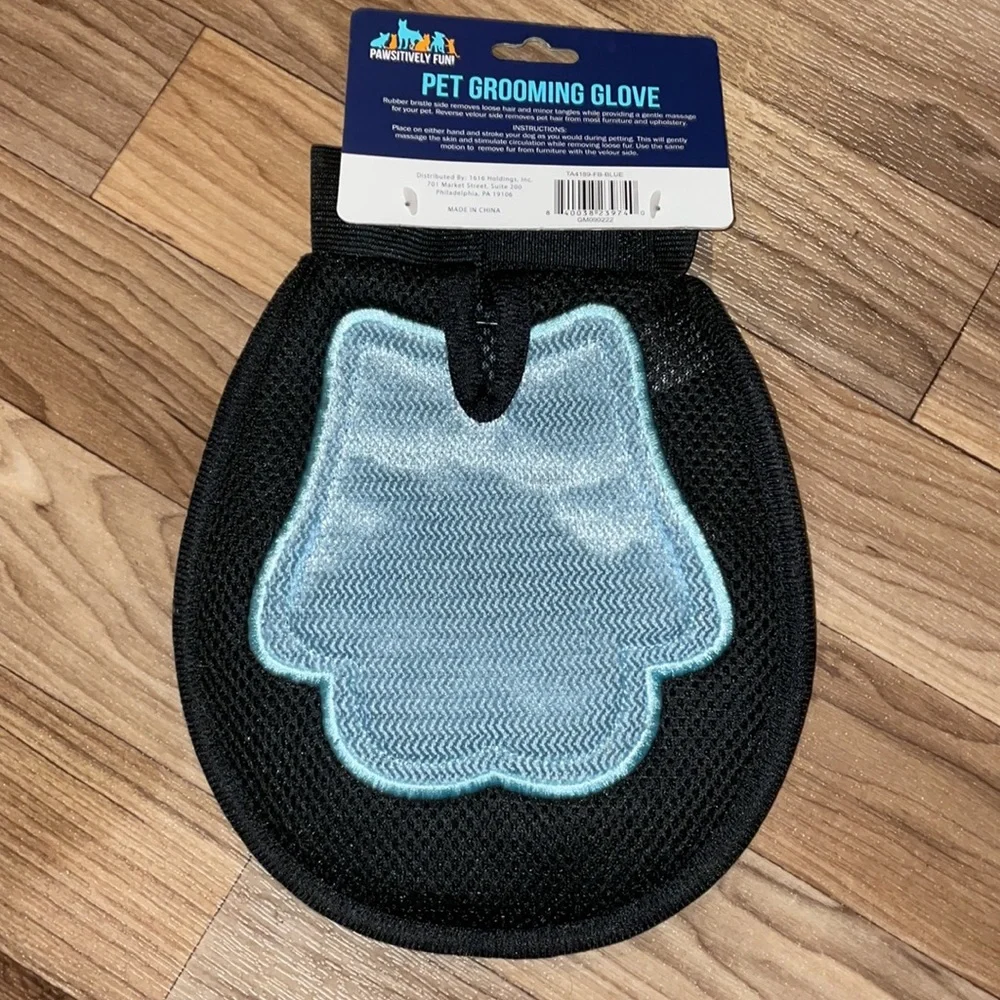 Pet grooming glove